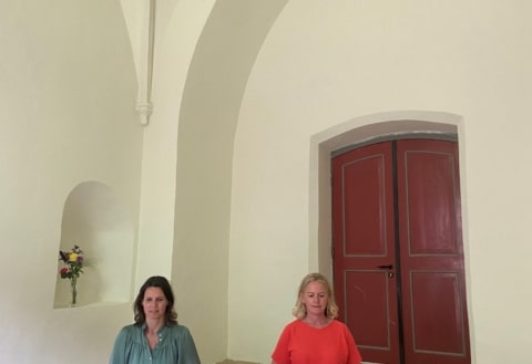 2024 Ch en Irm mediteren in zendo ogen neer